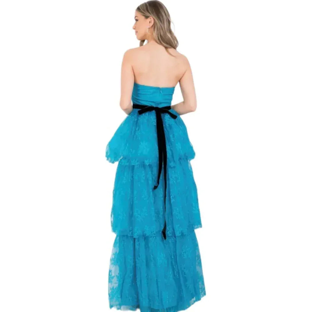 Robe dentelle ceinture noire